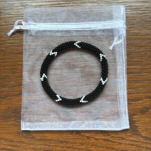 🦓 Sashka black/white glass beaded bracelet.